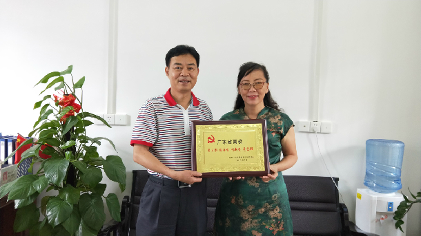 1532055841629468.jpg 林宇为william威廉中文官网法学系教工党支部授牌.JPG